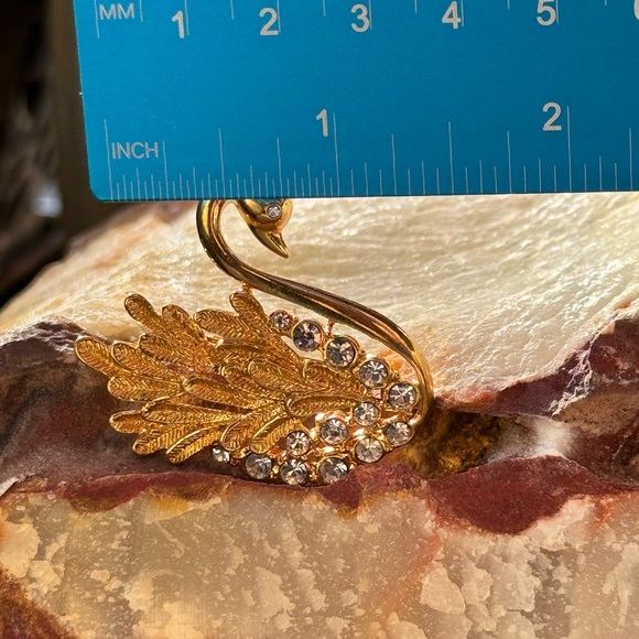A Sparkly Gold Toned Swan with Beautiful Feathers Brooch - Picture 8 of 10